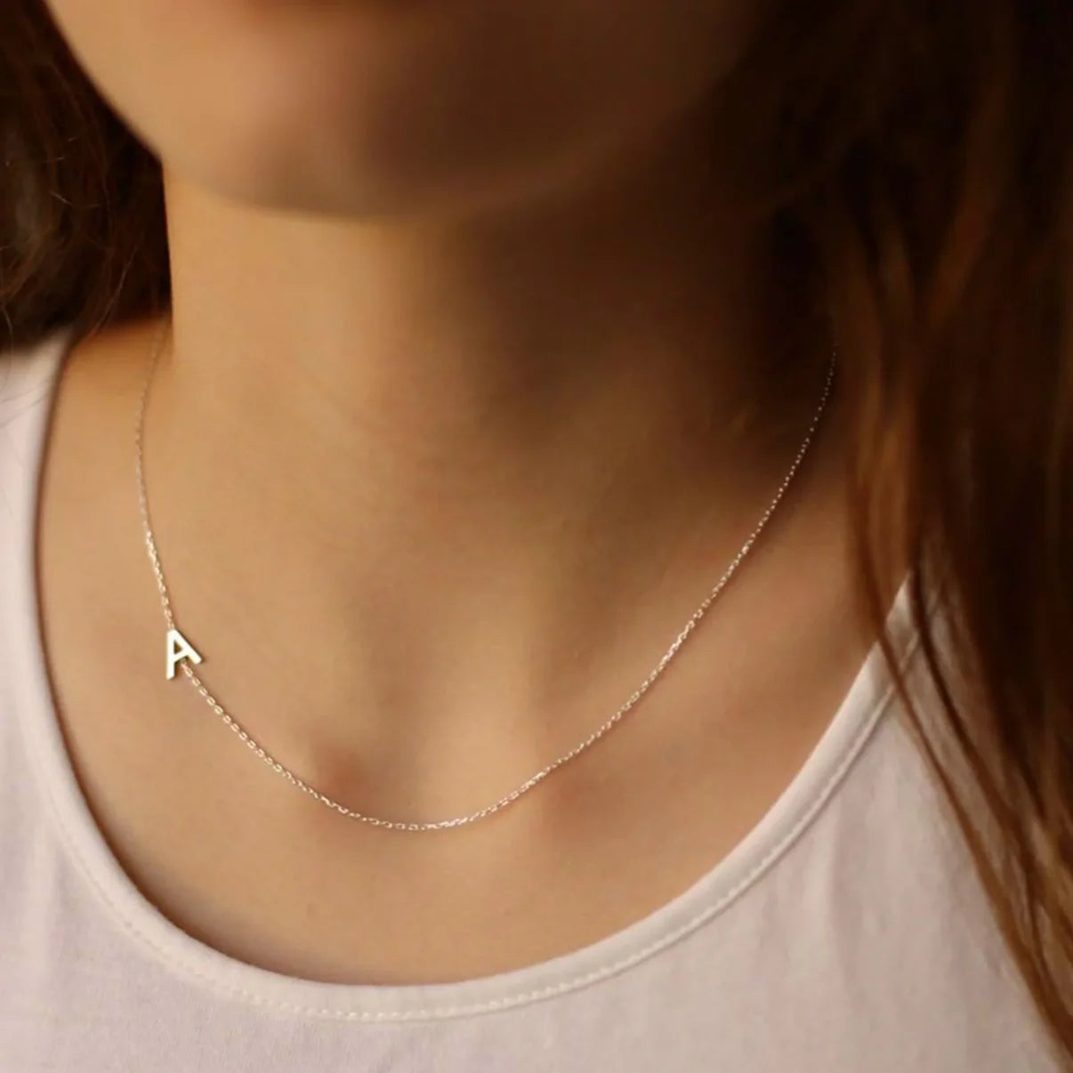 Egyedi, oldalirányú, monogramos nyaklánc