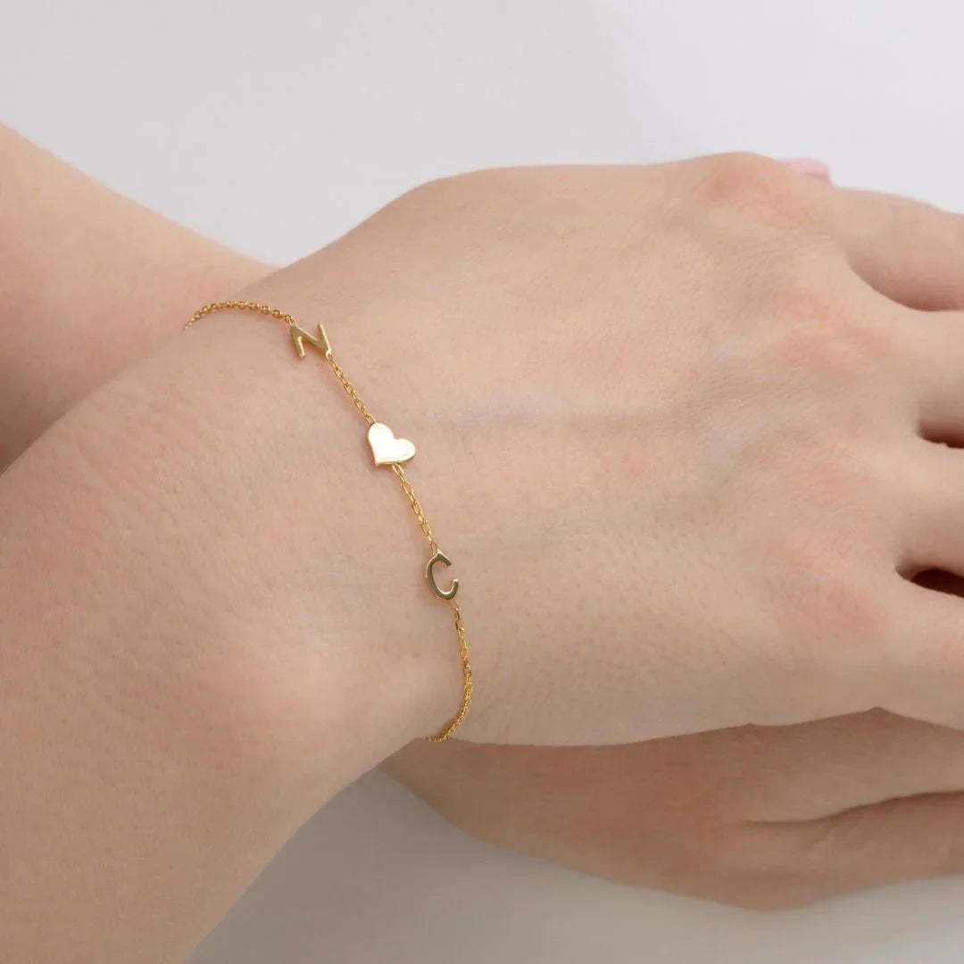 Személyre szabott oldalirányú kezdőbetűs karkötő