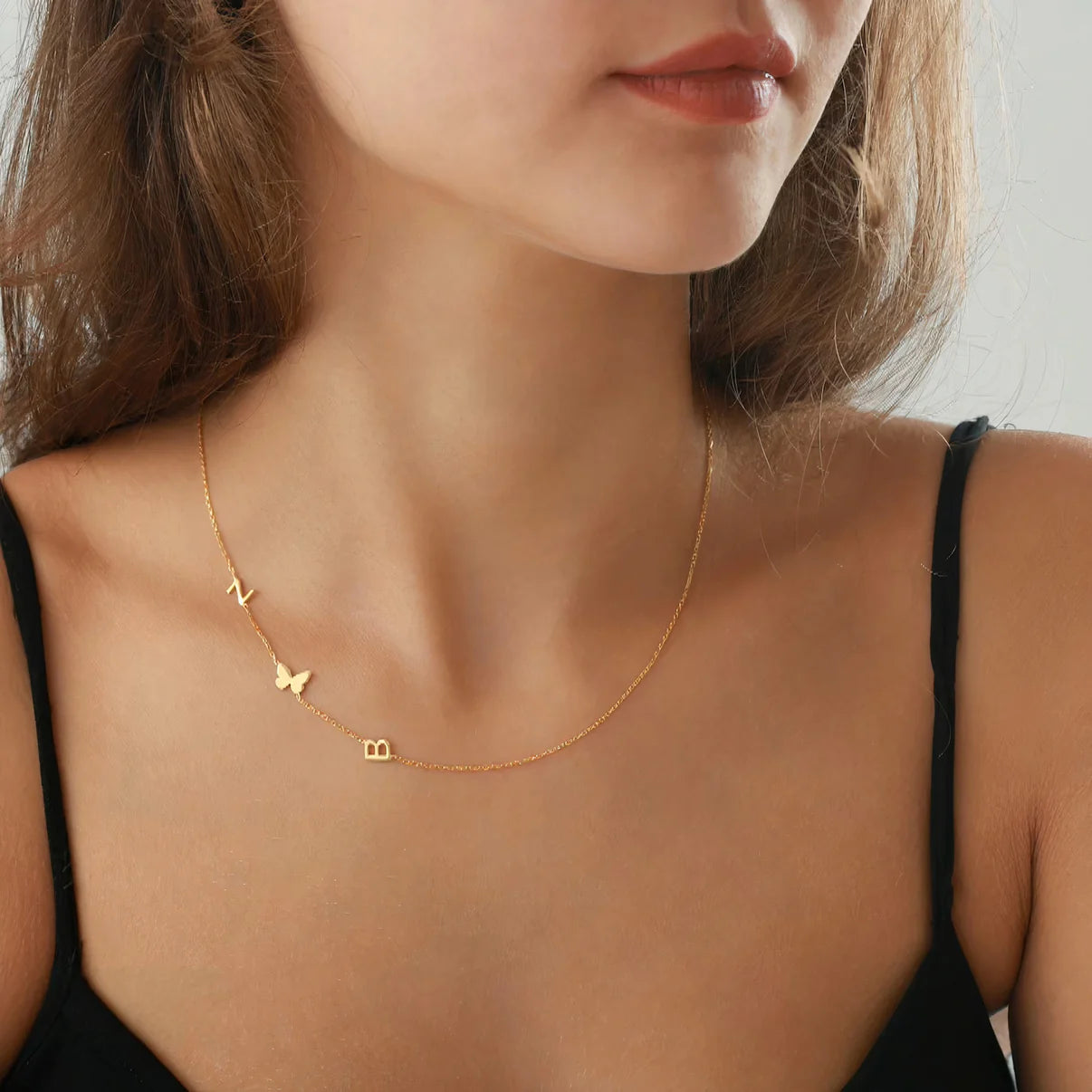 Egyedi, oldalirányú, monogramos nyaklánc