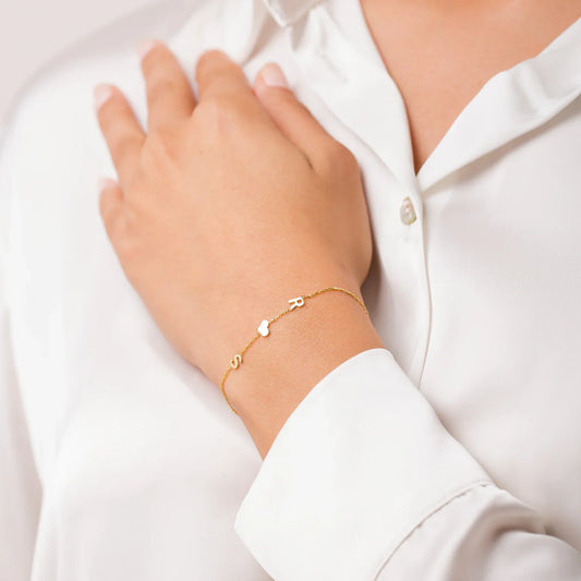 Személyre szabott oldalirányú kezdőbetűs karkötő