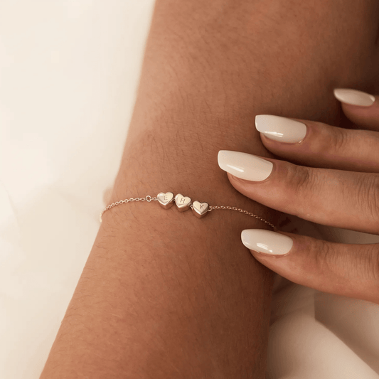 Személyre szabott szív kezdőbetűs karkötő